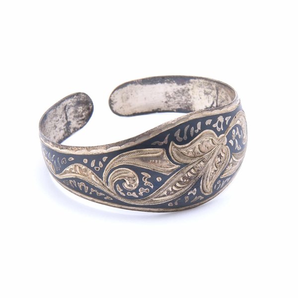 Rituel matinal : commencez votre journée avec un Bracelet Viking pour la confiance et la force.